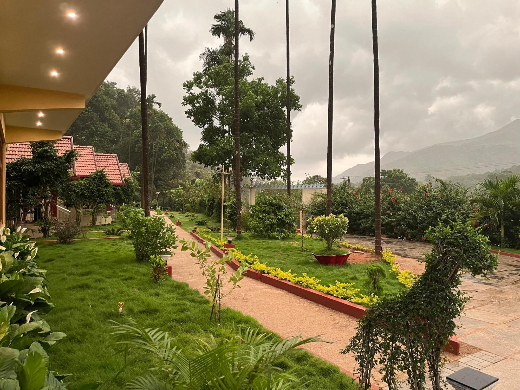 Hill Crest Resort - Coorg Madikeri Exteriör bild